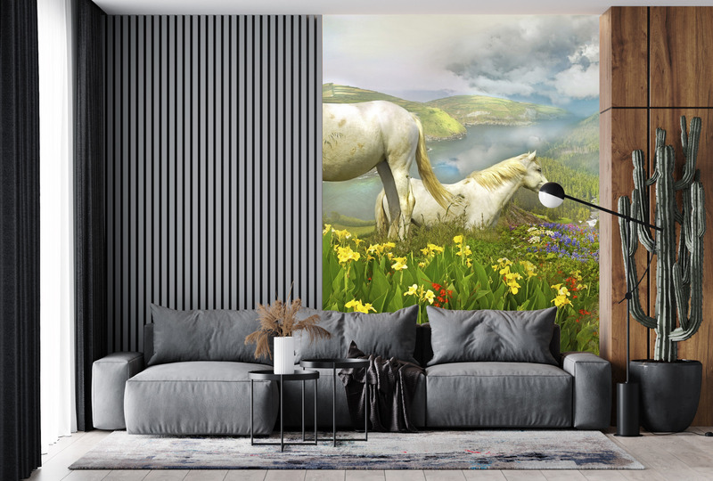 Лошади у цветочного озера