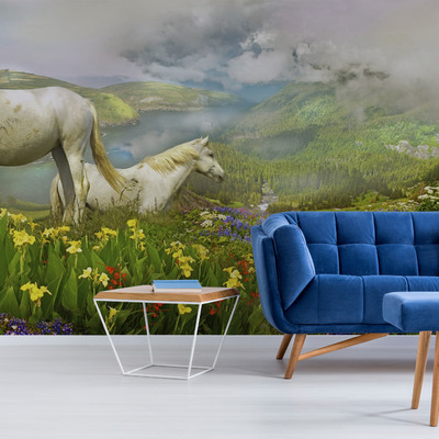 Лошади у цветочного озера