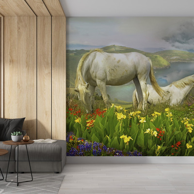 Лошади у цветочного озера